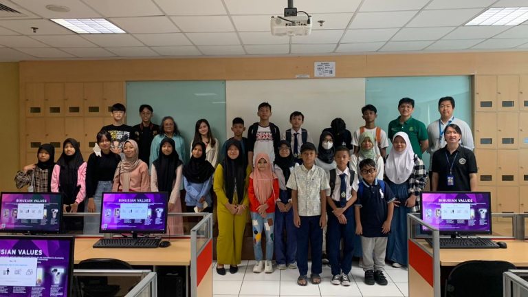 Menjembatani Generasi Muda dalam Pelatihan Microsoft Office dan Canva Bagi Para Siswa Sekolah